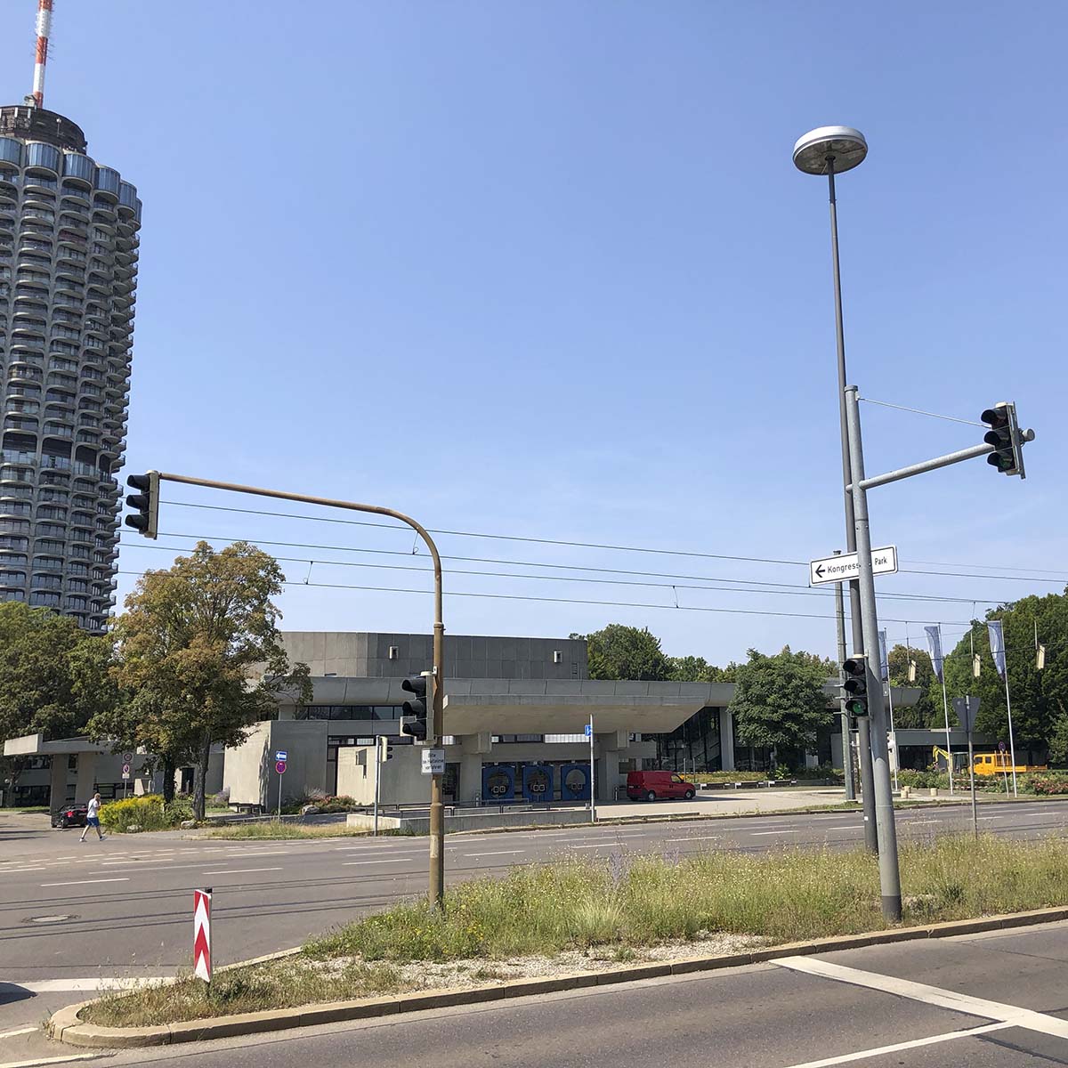 Straßenbegleitgrün Begrünung Gögginger Straße Bauarbeiten Wiederherstellung Staudenpflanzen Verkehrsinsel Grünstreifen Kongresshalle Hotelturm PRO AUGSBURG Antrag Foto Andreas Zilse