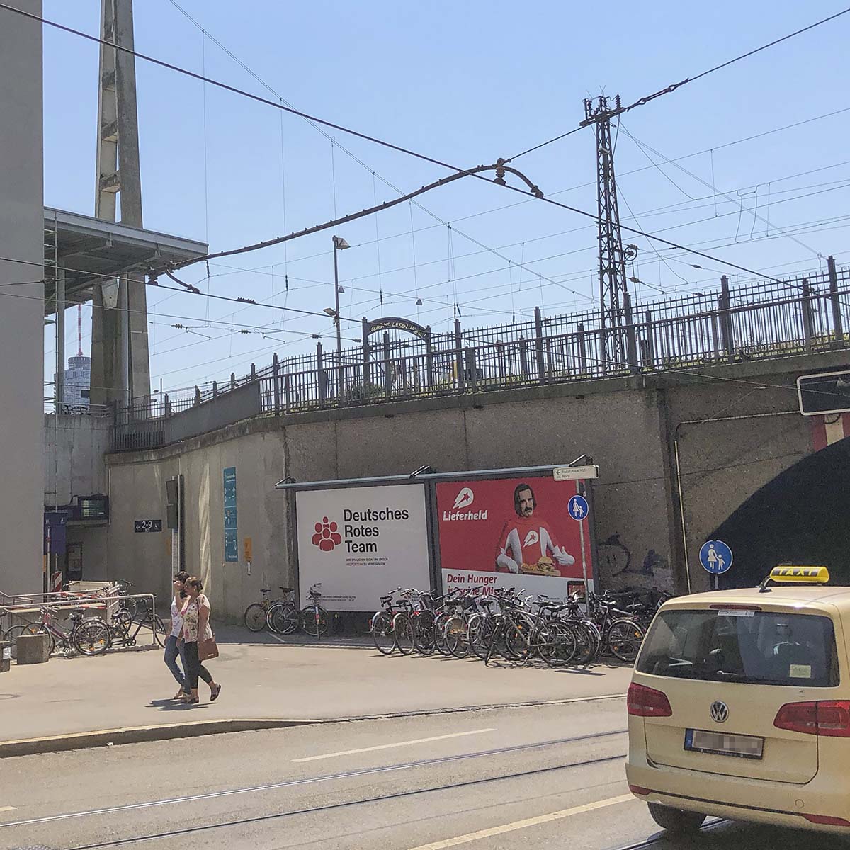 Hauptbahnhof Augsburg Taxi Stand Haltestelle Bahnhof Augsburg Nordausgang Bahn Verkehr Unterführung Pfersee Tunnel PRO AUGSBURG Antrag Foto Andreas Zilse